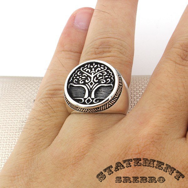 Muški prsten motiva drvo života uklesano u 925 ispolirano Srebro, povezaće vas sa prirodom i udahnuće Vam svežinu.