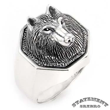 Ovaj srebrni prsten za muškarce je prava posveta snazi i hrabrosti. Glava vuka, izrađena sa preciznošću i detaljima, simbolizuje snagu, inteligenciju i plemenski duh. Nosite ga sa ponosom kao simbol svoje snage i hrabrosti.