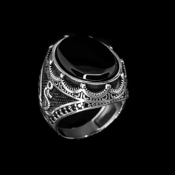 Sidro Oniks je prsten savršen za svakodnevno nošenje ili kao poklon nekom posebnom. Izaberite Sidro Oniks i doživite spoj kvaliteta, elegancije i značenja u jednom komadu nakita.