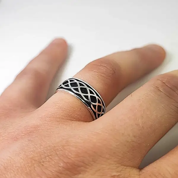 Srebrni Muski prsten sa radom veza, mističog dizajna.
