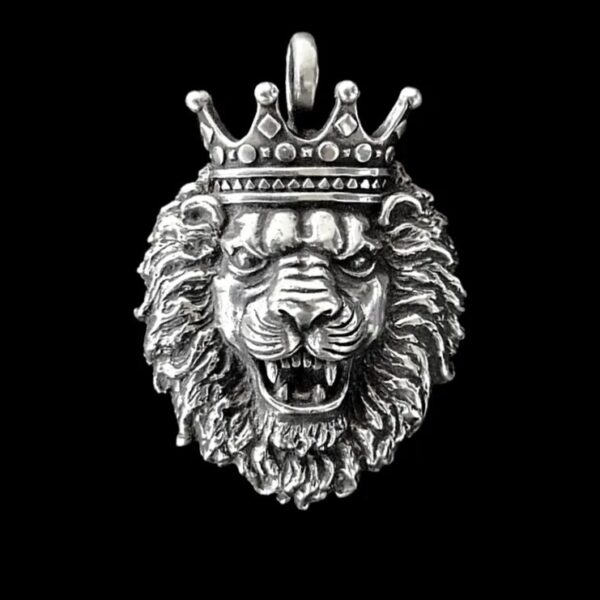 Srebrni privezak "Lion King" od 925 srebra simbolizuje hrabrost i moć u svom izvanrednom dizajnu. Ova pažljivo izrađena figura lava donosi istaknutu pažnju prema detaljima i strast prema divljini. Nosite ovaj privjesak kako biste istakli svoju unutarnju snagu i eleganciju u svakoj prigodi.