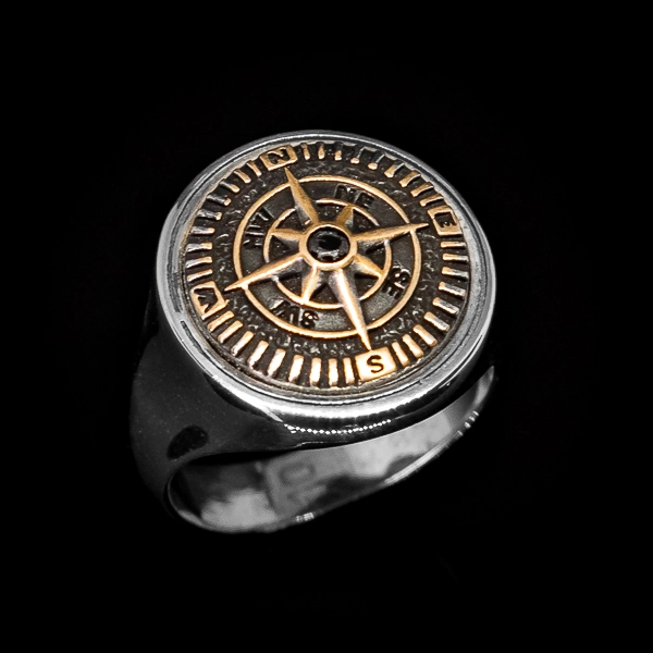 Ovaj prsten od 925 srebra ističe se svojim jedinstvenim spojem tradicionalnog kompasa i modernog stila. Središnji oniks dragulj donosi notu tajanstvenosti i dubine, dok bronzana boja prstena pruža toplinu i rustičnu eleganciju.
