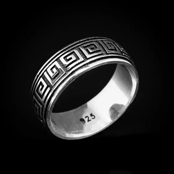 Muški prsten sa grčkim motivima uklesanim u 925 Srebro sa minimalnističkim dizajnom. Minimalistički dizajn ovog srebrnog prstena sa grčkim motivima može se uklopiti u svaku kombinaciju.