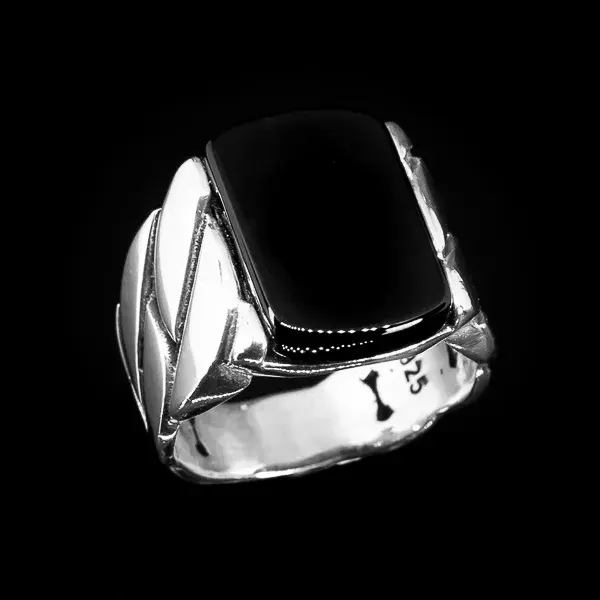 Srebrni prsten "Nero Link" je spoj raskošnog oniks kamena i modernog dizajna inspirisanog Cuban Link lancima. Izrađen od 925 srebra, ovaj prsten je prava atrakcija za one koji žele da istaknu svoj stil i eleganciju, bilo uz formalnu ili svakodnevnu odeću.