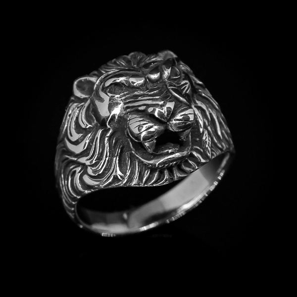 Lav, kralj životinja, car džungle, ili jednostavno jedna od najlepših (i najopasnijih) životinja na svetu. Oduvek je predstavljao simbol snage, ponosa i hrabrosti. Ukoliko posedujete ove osobine, ovaj srebrni prsten je za Vas.