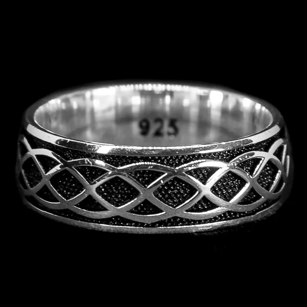 Enigma prsten je simbol misterije i intrigantne privlačnosti. Njegov dizajn krije tajne koje čekaju da budu otkrivene. Izrađen od srebra čistoće 925, svaki detalj na prstenu odražava sofisticiranost i eleganciju. Uz svoj jednostavan, a istovremeno neodoljiv oblik, Enigma prsten predstavlja univerzalnu simboliku večnosti i neraskidive veze.
