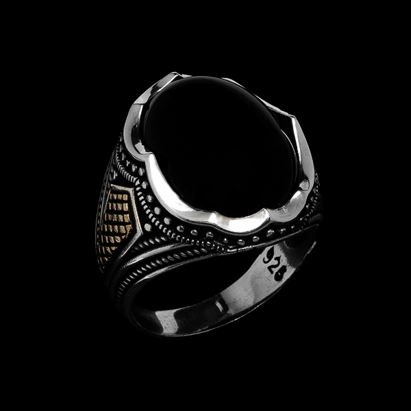 Kada stavite ovaj prsten na ruku, saznaćete zašto smo ga nazvali Jaki Oniks. Masivni Oniks kamen i 925 Srebro učiniće da se osećate moćno.