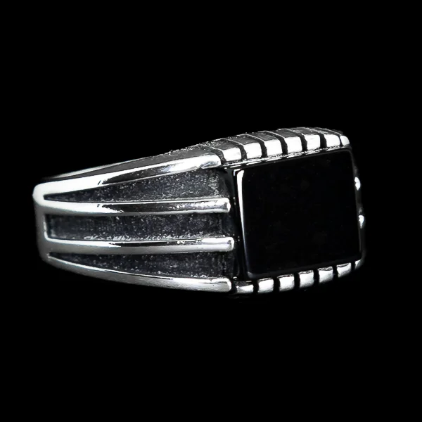 Minimalistički dizajn ovog srebrnog prstena sa malim Oniks kamenom učiniće da ovaj prsten iznesete uz svaku kombinaciju.