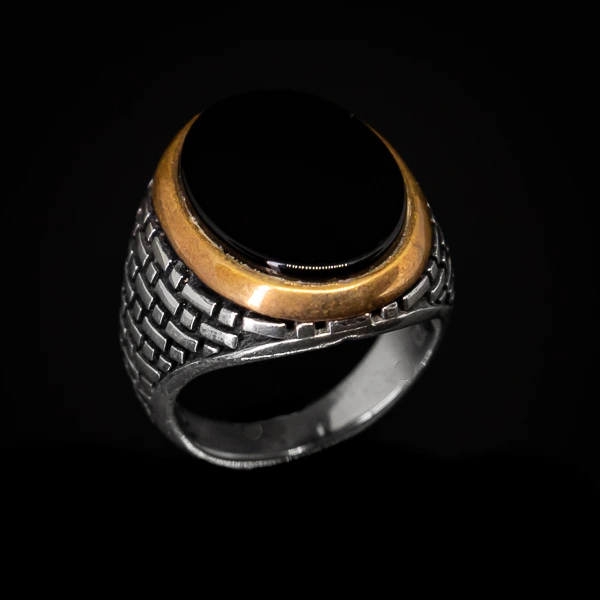 Masivni Oniks kamen ovalnog oblika i 925 Srebro sa motivima pločica daće vašoj ruci izuzetan izgled.