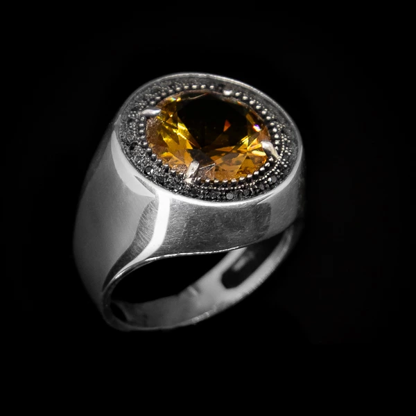 Sultanit Klasik je srebrni muški prsten koji oduzima dah svojim jedinstvenim i neobičnim dizajnom. Centralni deo prstena sadrži sultanit, koji menja boju u zavisnosti od ugla posmatranja i osvetljenja okoline. Izrađen od najkvalitetnijeg srebra, prsten je pažljivo oblikovan sa prefinjenim detaljima koji doprinose njegovoj lepoti.