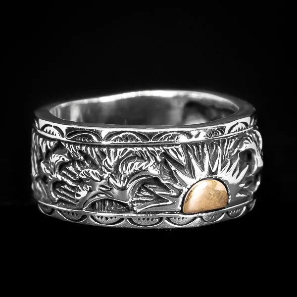 Muški prsten sa pozlaćenim suncem od 925 kaljenog Srebra i detaljima orlova koji lete. Ovaj prsten je pravi jutarnji prsten koji budi emocije.