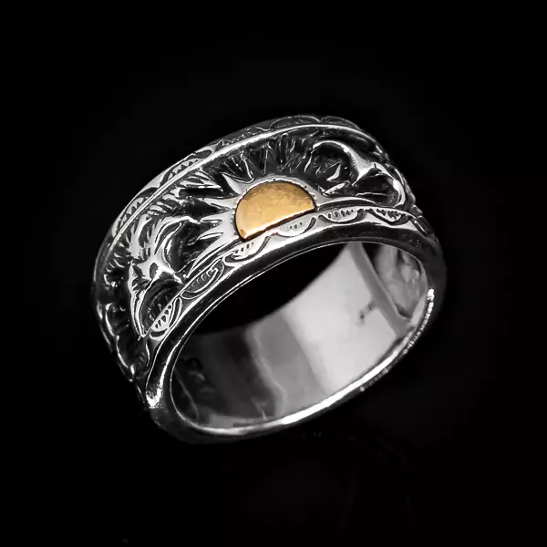 Kaljeno srebro sa pozlaćenim suncem i minimalističkim dizajnom. Ovaj prsten je pravi jutarnji prsten koji budi emocije.