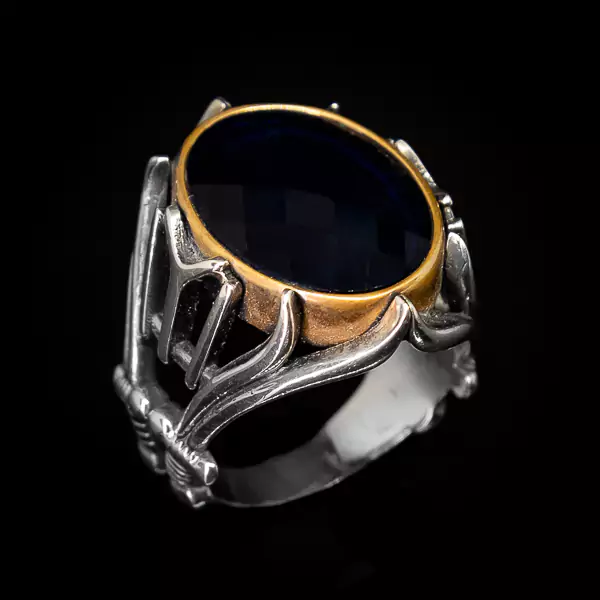 Prsten Akva Mač je intrigantan komad srebrnog nakita sa izrazito velikim plavim cirkonom i mačevima koji ga okružuju. Ovaj prsten predstavlja moć i hrabrost, stvarajući izvanredan spoj elegancije i borbenog duha