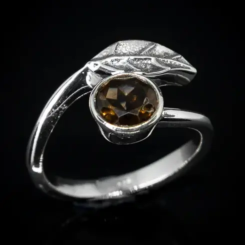 Vintidž Pero Dimni Kvarc - prsten od 925 srebra donosi toplinu na vaš prst. Dimni kvarc se tradicionalno smatra kamenom koji pruža zaštitu i prizemljenje.