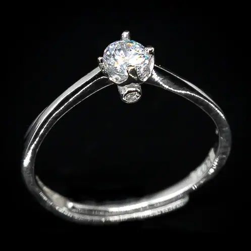 Klasik Cirkon - prsten od 925 srebra koji odiše jednostavnom elegancijom. Središnji fokus prstena je prelep cirkon na glavi, koji blista svojom čistom lepotom. Klasičan dizajn prstena dodaje notu sofisticiranosti, čineći ga idealnim izborom za svaku priliku.