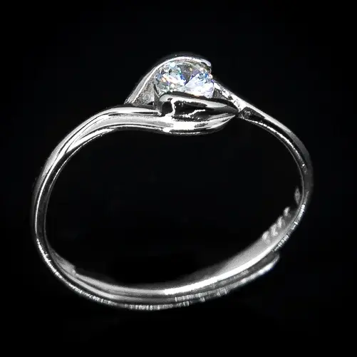 Sauronov Cirkon - moćan prsten od 925 srebra koji donosi elemente fantastičnog u svet nakita. Središnji cirkon na glavi prstena predstavlja moć i sjaj, a jedinstven dizajn oko njega oblikovan je poput Sauronovog Oka, stvarajući dojmljiv i intrigantan efekat.