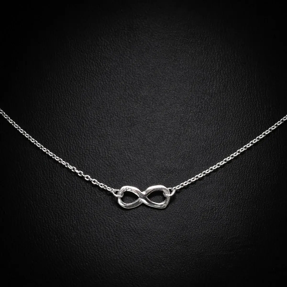 Ogrlica Beskonačnosti sa znakom infinity od 925 srebra je izraz večne elegancije. Ovaj tanak lanac nežno nosi simbol beskonačnosti, izrađen od visokokvalitetnog srebra. Ova ogrlica je ne samo komad nakita, već i podsećanje na bezvremensku ljubav, večnu sreću i beskrajne mogućnosti.
