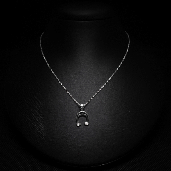 Ogrlica s potkovicom, izrađena od 925 srebra, nosi simbol sreće i zaštite. Tradicionalno, potkovica se smatra amuletom koji privlači sreću, čineći ovu ogrlicu ne samo modnim izrazom, već i nosiocem pozitivnih vibracija.