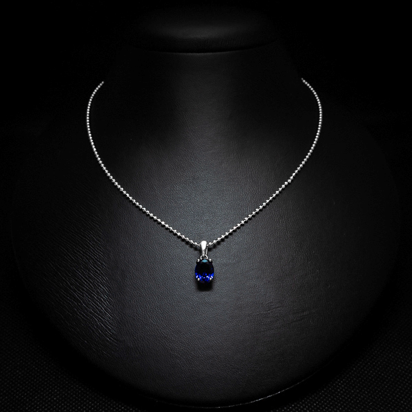 Ogrlica Deep Blue Classic pruža neodoljiv dodir elegancije uz svoj prelep tamno plavi cirkon uklopljen u visokokvalitetno 925 srebro. Ova jedinstvena kombinacija čini je savršenim izborom za posebne trenutke, ističući vašu sofisticiranost sa svakim sjajem plavog dragog kamenja.