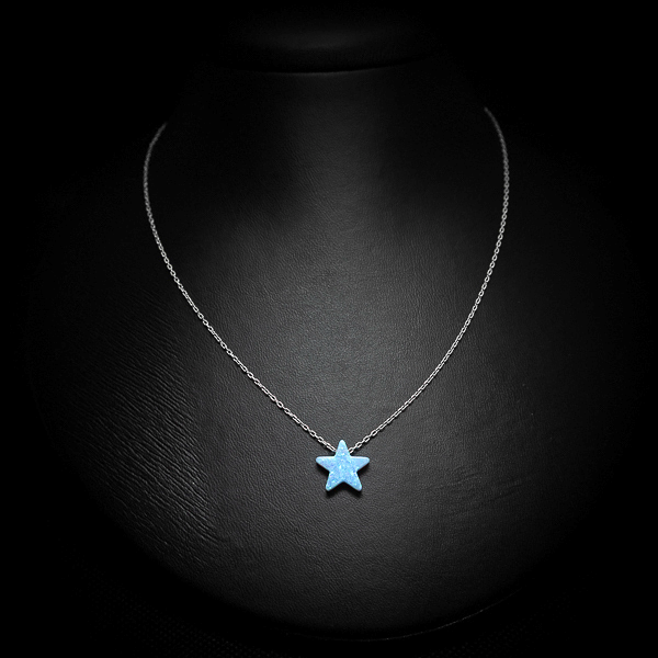 Ogrlica Plava Opal Zvezdica je poput sjajne noći na vašem vratu. Tanak lanac od 925 srebra nosi privezak u obliku zvezdice, izrađen od predivnog plavog opala. Suptilna, elegantna i jednostavna, ova ogrlica donosi dozu nebeske lepote u svaku priliku.