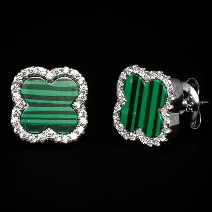 Očaravajuće malahit tref minđuše pružaju ti sreću i eleganciju u istom trenutku. Sa zelenim malahitom i srebrnim ramom, ove minđuše su savršen izraz tvog jedinstvenog stila.