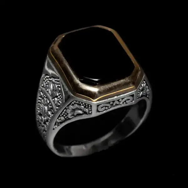 Muški prsten sa masivnim Oniks kamenom i 925 Srebro sa motivima cveća učiniće da se osećate moćno.