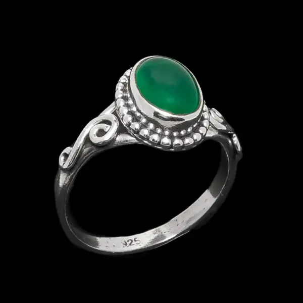 Vintidž Zeleni Ahat - prsten od 925 srebra koji nosi priču prirode. Ovaj predivan prsten ističe se svojim ovalnim zelenim ahatom, simbolizujući ravnotežu i harmoniju. Zeleni ahat je poznat po svojim isceliteljskim svojstvima, pružajući nosiocu unutrašnji mir i stabilnost. Zeleni ahat, prelep kamen koji krasi Vintidž Zeleni Ahat prsten od 925 srebra, ima bogatu istoriju i značaj. Ovaj poludragi kamen karakteriše prepoznatljiva zelena nijansa koja varira od svetlo zelene do tamnije boje, što ga čini privlačnim izborom za različite stilove nakita. Osim svoje estetske vrednosti, zeleni ahat ima duboko ukorenjeno značenje. Tradicionalno se smatra kamenom ravnoteže i harmonije, pomažući nosiocu da pronađe unutrašnji mir. Takođe se veruje da zeleni ahat ima isceliteljska svojstva i može pružiti podršku u emocionalnom balansu.