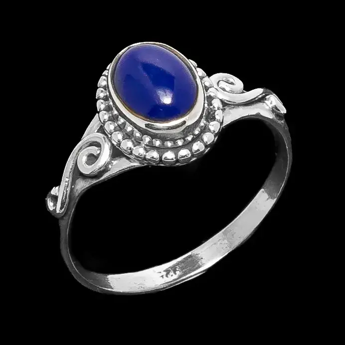 Vintidž Plavi Ahat - prsten od 925 srebra sa prelepim ovalnim plavim ahatom, predstavlja elegantan spoj stila i prirodne lepote. Ovalni plavi ahat ističe se svojom smirujućom plavom bojom, koja varira od svetlo plave do intenzivnije nijanse, stvarajući izuzetno privlačan kontrast sa srebrom. Plavi ahat je poznat po svojim umirujućim svojstvima i sposobnosti da podstakne miran san i emotivnu ravnotežu. Ovaj kamen takođe simbolizuje komunikaciju i jasnost uma. Njegove nijanse plave boje asociraju na vedro nebo i smirujuću vodu, stvarajući osećaj spokoja i unutrašnjeg mira. Vintidž Plavi Ahat prsten ne samo da je modni izraz već i nosi sa sobom pozitivne vibracije plavog ahata, čineći ga posebno značajnim komadom nakita koji istovremeno oplemenjuje i oživljava svaki izgled.