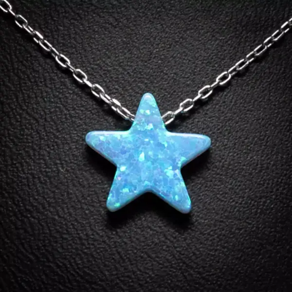 Ogrlica Plava Opal Zvezdica je kao zrak svetlosti na tamnom nebu. Tanak lanac od 925 srebra nosi zvezdasti privezak od plavog opala, pružajući delikatnu lepotu. Suptilna, elegantna i jednostavna, ova ogrlica je savršen dodatak za one trenutke kada želite blistati diskretno, ali sa sofisticiranim sjajem.