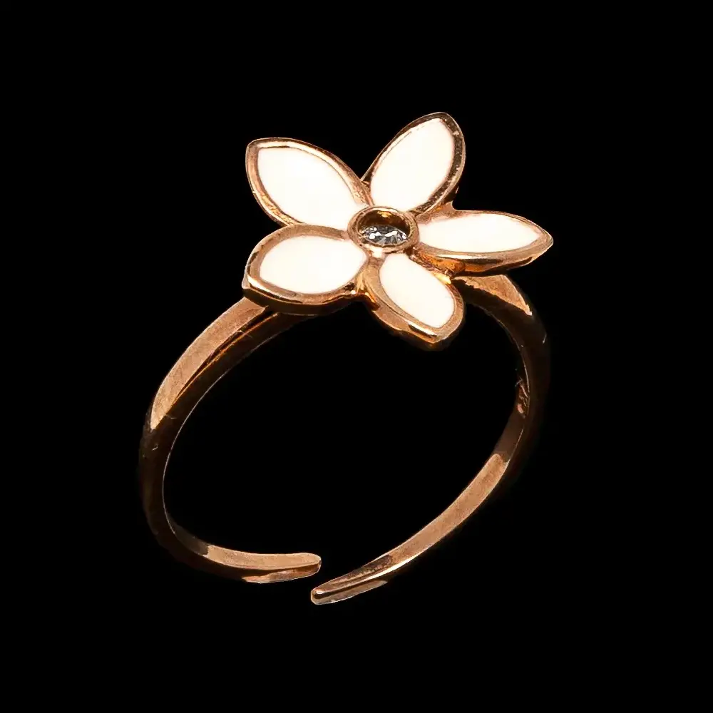 Vintidž Bela Magnolija - prsten koji nosi duh prošlosti na vašem prstu. Sa rose gold tonom 925 srebra, ovaj prsten ističe prelepi cvet sa belim listovima, ukrašen tučkom od cirkona koji blista. Ova kombinacija elegancije i vintidž šarma čini ovaj prsten savršenim dodatkom za one koji cene unikatnost i lepotu.