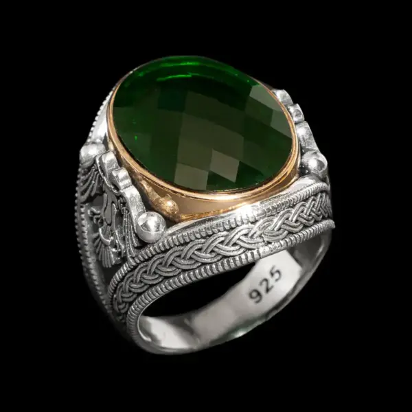 Kada stavite ovaj prsten na ruku, saznaćete zašto smo ga nazvali Hulk. Masivni zeleni kamen i 925 Srebro sa motivima orla učiniće da se osećate moćno.