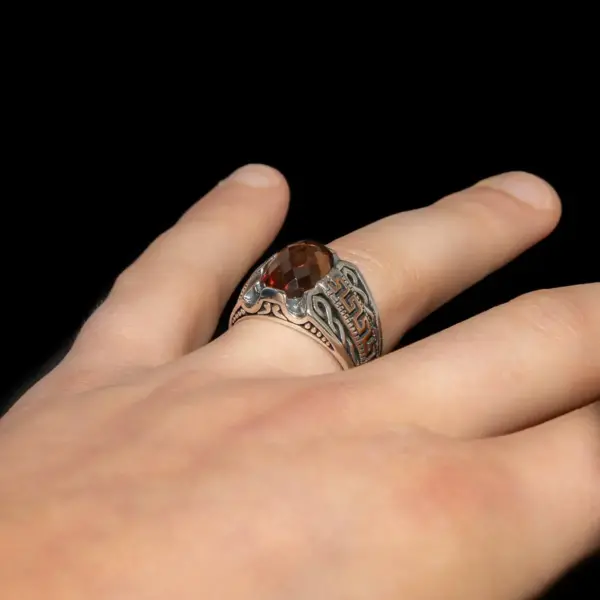 Meandar Sultanit prsten savršeno spaja tradiciju i eleganciju sa svojim meandarskim dizajnom i prelepim sultanit kamenom koji ukrašava glavu prstena. Ovaj prsten spaja motive stare grčke sa predivnim poludragim kamenom i jako se lepo uklapa us vaki stil i odevnu kombinaciju i jako je efektivan.