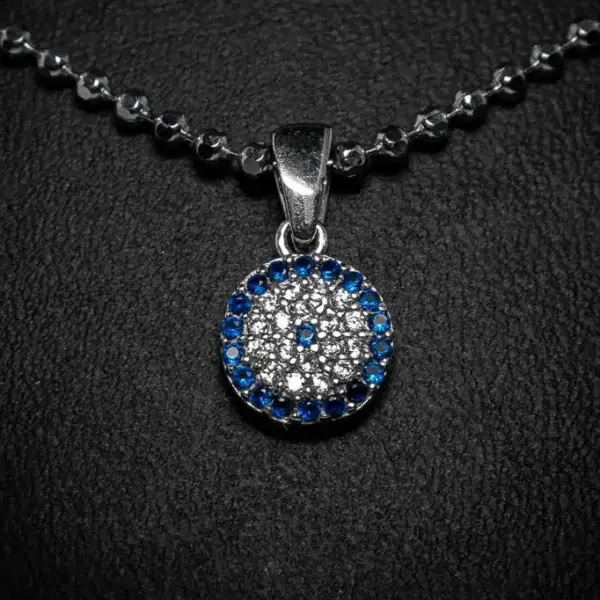 Oglica Deep Blue Krug predstavlja istinsku lepotu u jednostavnosti. Izrađena od visokokvalitetnog 925 srebra, ova ogrlica ističe predivan, duboko plavi kamen koji je sa cirkonima oblikovan u kruga, dodajući sofisticiran dodir svakom izgledu.