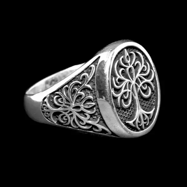 "Drvo Života 2" prsten iznosi jedinstvenu priču o vitalnosti i snazi prirode, ističući oksidirano crno srebro koje savršeno naglašava detaljni dizajn drveta života na glavi prstena. Sa korenom na strani, ovaj prsten simbolizuje dubinu i povezanost sa prirodom na elegantan i suptilan način.