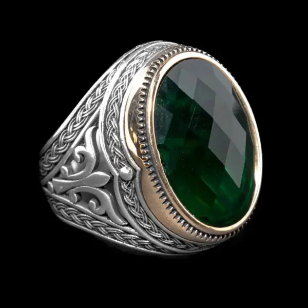 Royal Hulk prsten je izvanredno remek-delo, ukrašen veličanstvenim zelenim cirkonom, okružen pozlatom koja dodaje notu luksuza. Njegova izuzetna elegancija i sofisticiran dizajn čine ga neodoljivim dodatkom za i komadom nakita koji zahteva pažnju.