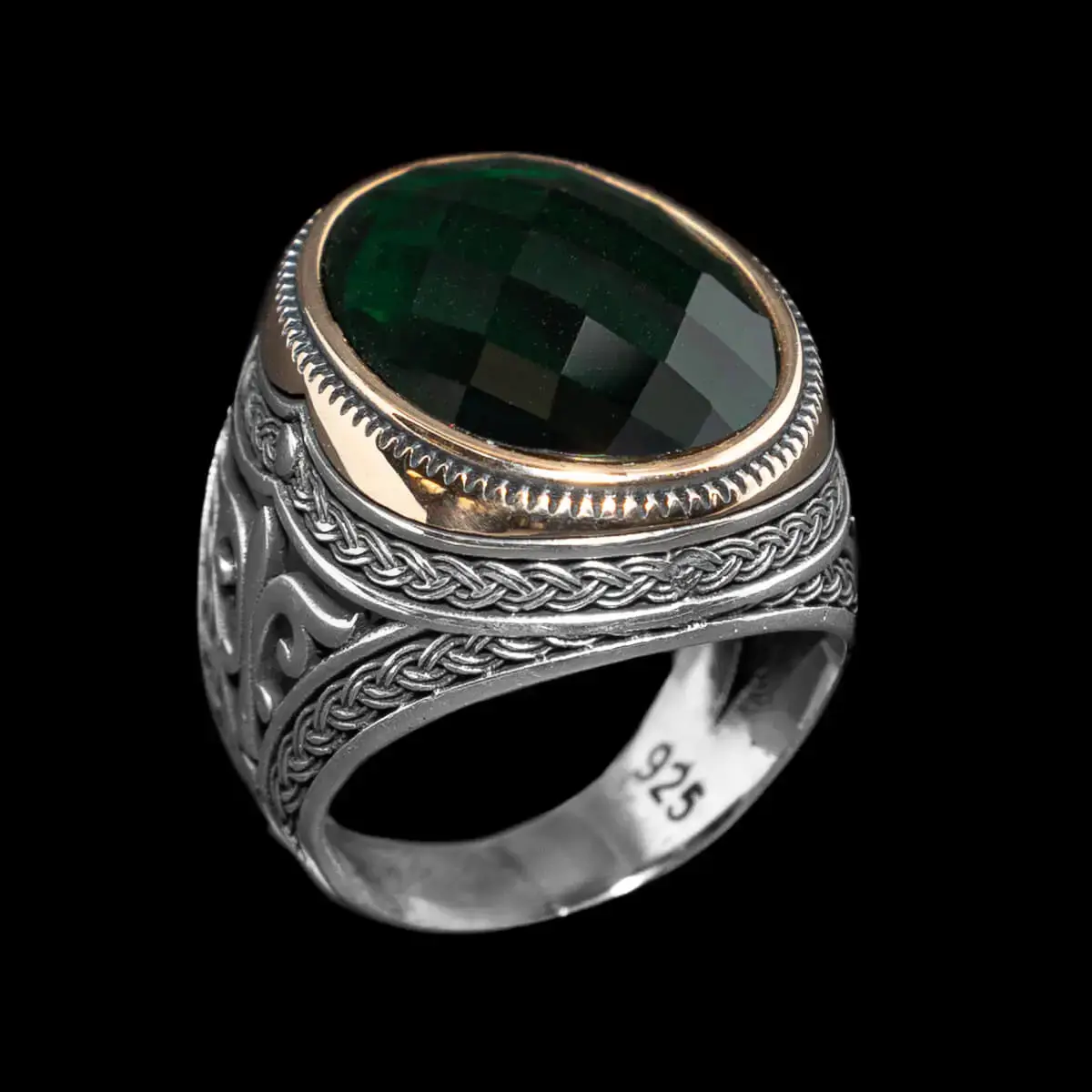 Royal Hulk prsten je izvanredno remek-delo, ukrašen veličanstvenim zelenim cirkonom, okružen pozlatom koja dodaje notu luksuza. Njegova izuzetna elegancija i sofisticiran dizajn čine ga neodoljivim dodatkom za i komadom nakita koji zahteva pažnju.
