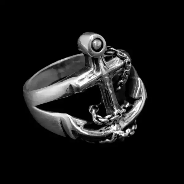 Minimalistički dizajn prstena sidro od 925 srebra donosi harmoniju između jednostavnosti i simbolike. Izrađen sa pažnjom prema detaljima, ovaj prsten ističe se svojom čistom linijom i visokim kvalitetom materijala. Savršen za svakodnevno nošenje, prsten sidro postaje simbol stabilnosti i samopouzdanja u svakoj prilici.