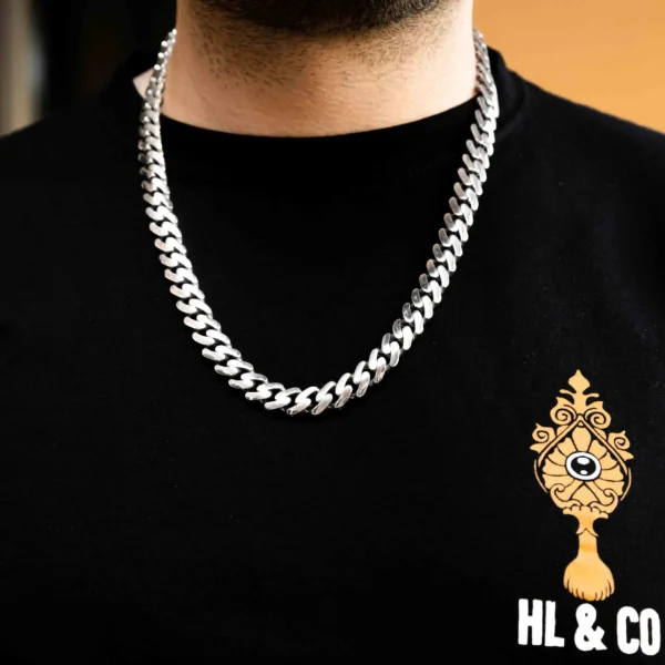 Cuban Link Premium muška ogrlica od srebra, predstavlja spoj elegancije i vrhunskog dizajna. Ova luksuzna ogrlica izrađena je od najkvalitetnijeg srebra, sa specifičnom kopčom koja je ukrašena blistavim cirkonima. Sjajna površina ogrlice reflektuje svetlost na prefinjen način, privlačeći poglede gde god da se pojavite. Njen robustan dizajn i savršeno izrađene karike pružaju osećaj snage i luksuza, čineći je idealnim dodatkom za svakog muškarca koji zna šta želi. Ogrlica Cuban Link Premium nije samo modni dodatak, već i simbol stila, luksuza i samopouzdanja.