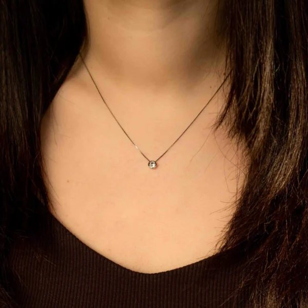 Srebrna ogrlica Diamond Glow Cirkon sa klasičnim, blistavim akcentom koji unosi dozu elegancije u svaki izgled.