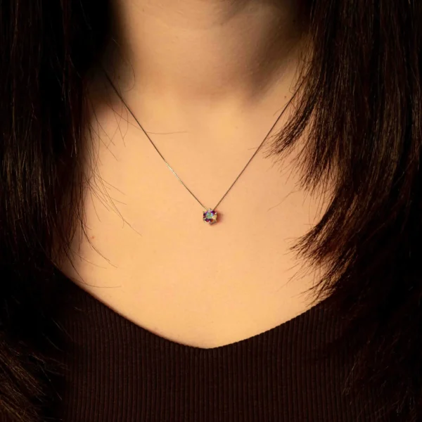 Srebrna ogrlica Diamond Glow Mistik sa magičnim odsjajem koji menja nijanse, privlači pažnju i odiše elegancijom.