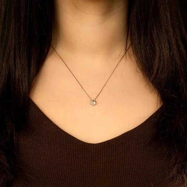 Srebrna ogrlica Diamond Glow Narandžasta – spoj elegancije i topline u jednom upečatljivom komadu nakita. Idealna za svaki stil.