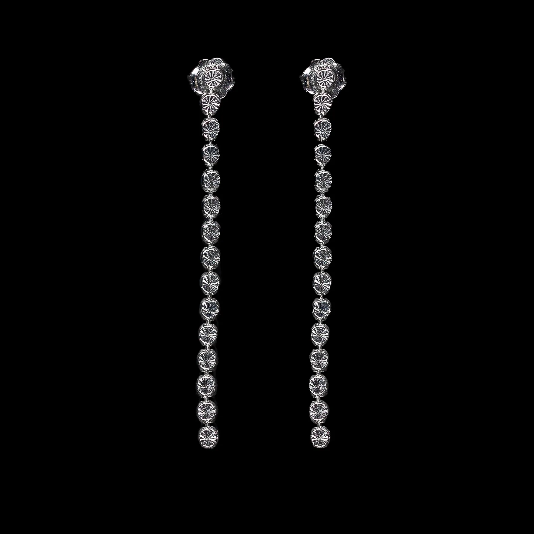 Srebrne viseće minđuše Details Circles sa kružnim elementima – minimalistički luksuz koji naglašava eleganciju.