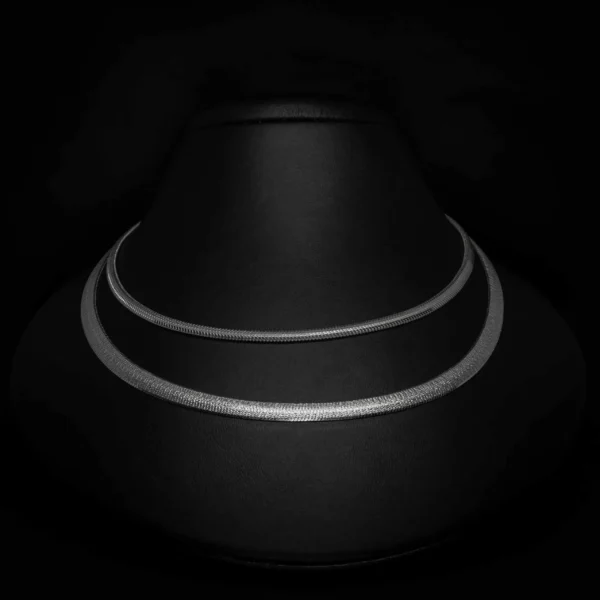 Srebrna ženska ogrlica Zmijica, prefinjene teksture koja reflektuje svetlost. Elegantan i jedinstven dizajn za žene sa stilom.