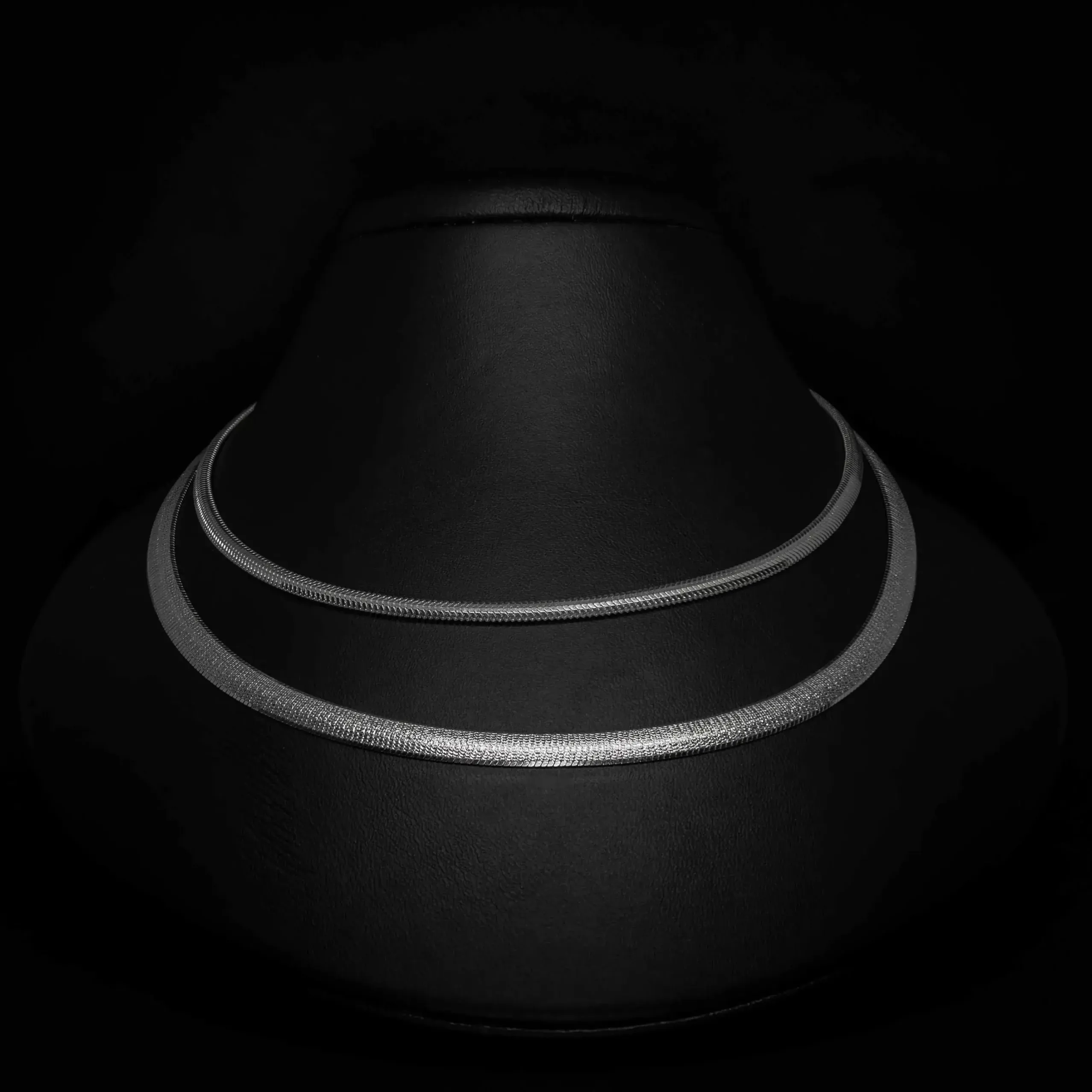 Srebrna ženska ogrlica Zmijica, prefinjene teksture koja reflektuje svetlost. Elegantan i jedinstven dizajn za žene sa stilom.