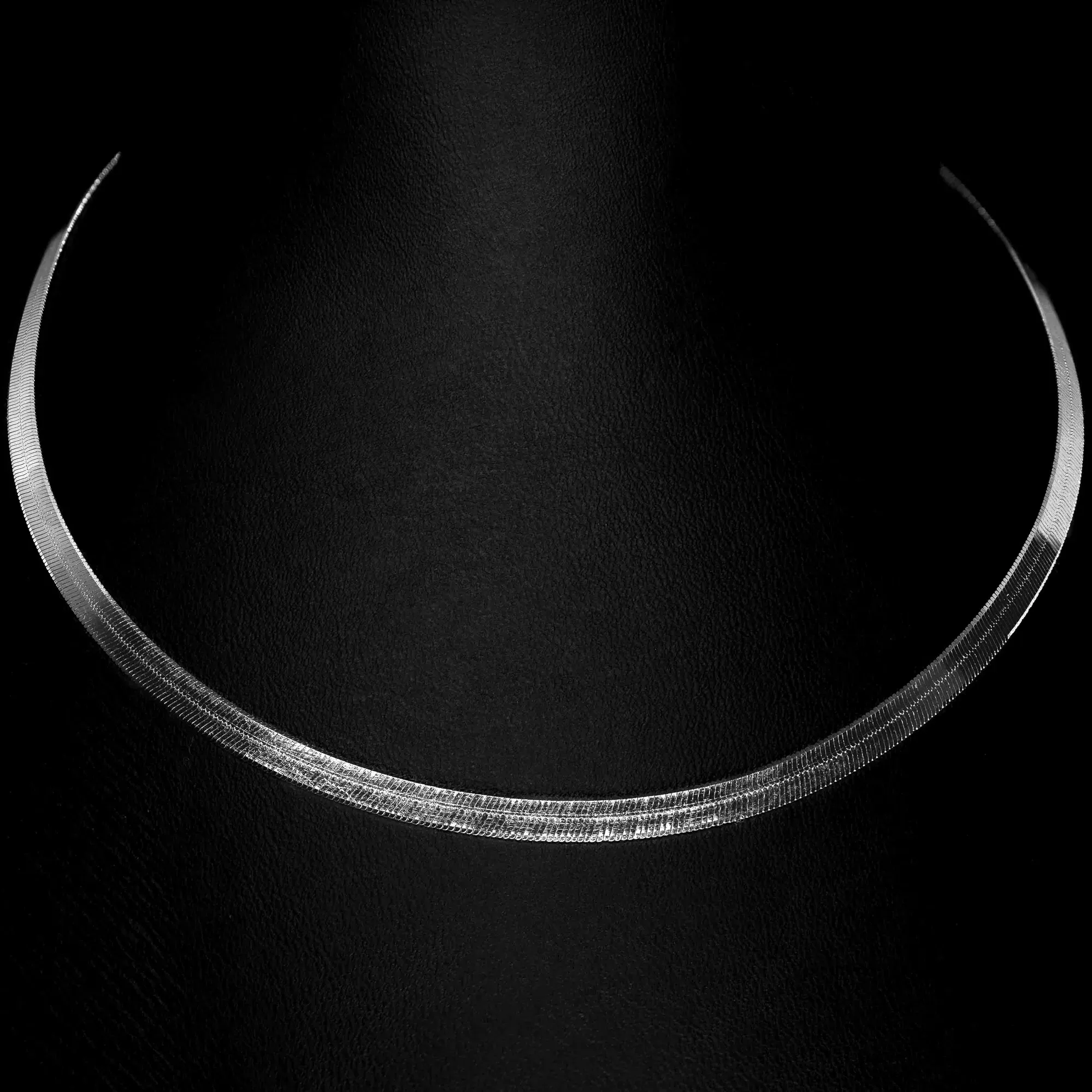 Srebrna ogrlica zmijica od 925 srebra sa rodijumom, podesiva 36-42cm. Elegantan nakit za svečane prilike.