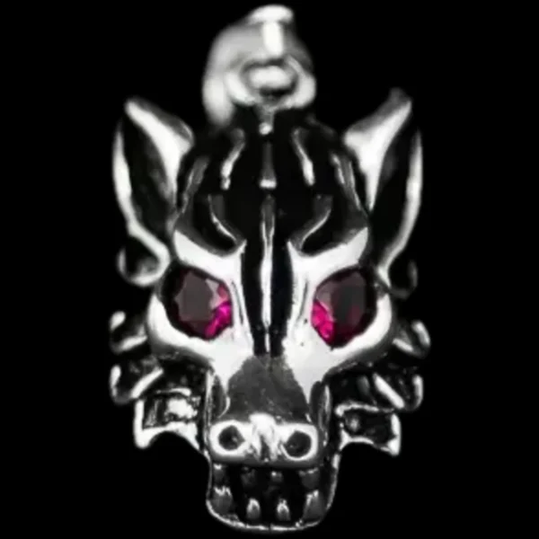 Privezak "Fenrir" donosi eleganciju i mitsku moć u jedinstvenom dizajnu - glava vuka s cirkonima u očima, simbol snage i hrabrosti iz nordijske mitologije.
